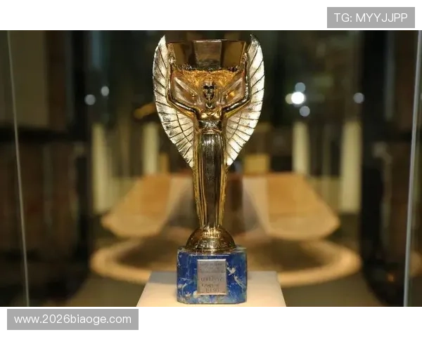 足球迷必看世界杯奖杯图片集锦，回顾每一届冠军的荣耀时刻